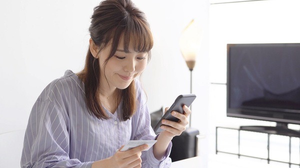 スマホでネットショッピングをする女性