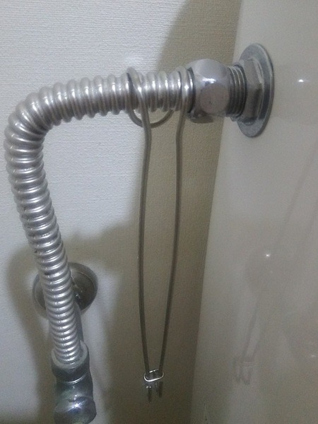 トングはトイレの横にかけておける