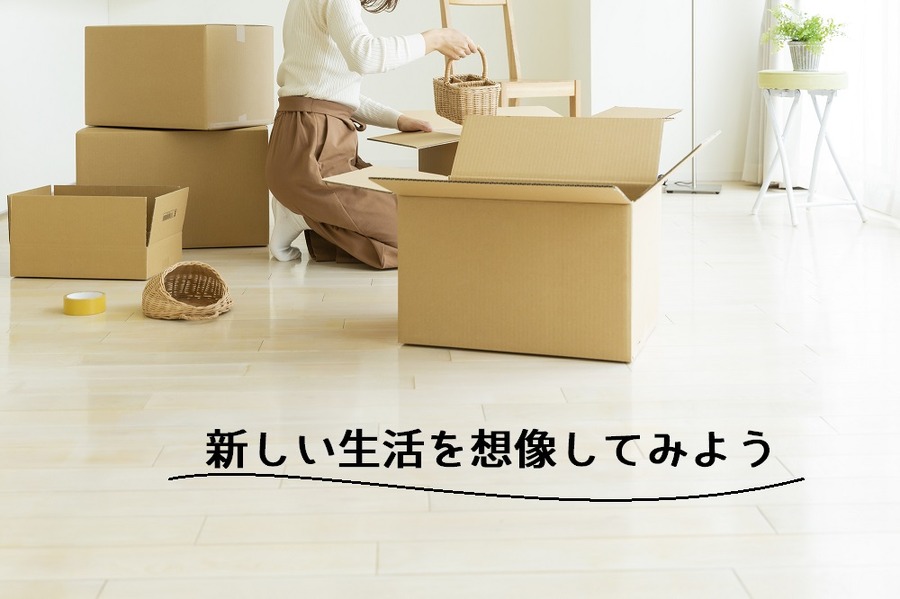 荷造りをする女性