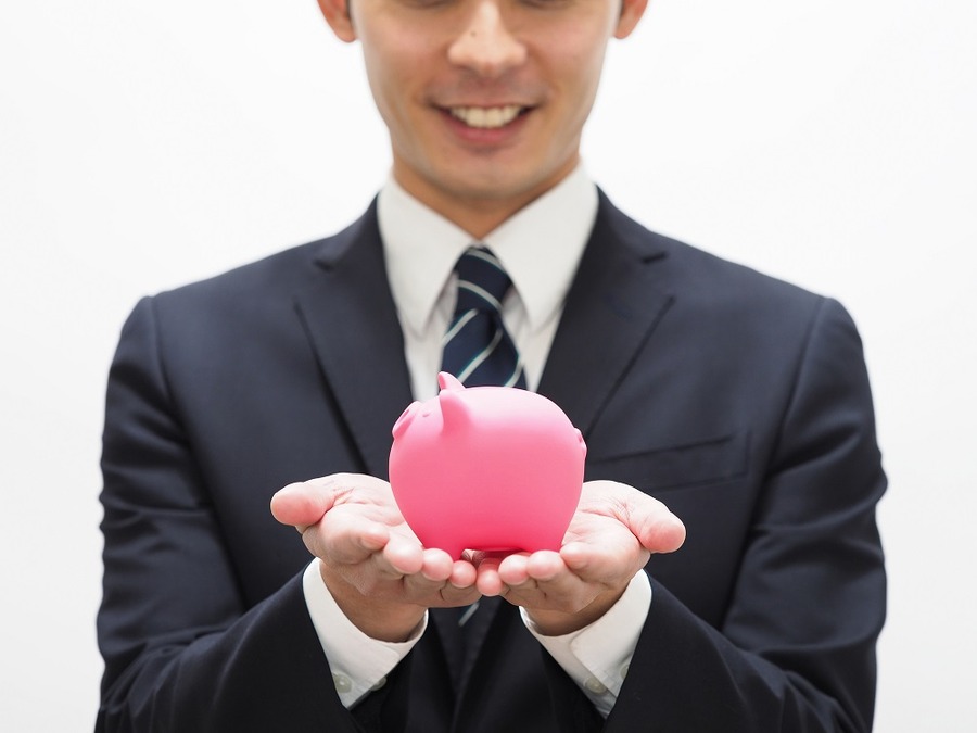 貯金する男性