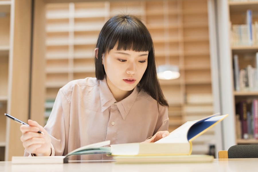 図書館で勉強する 女子大生