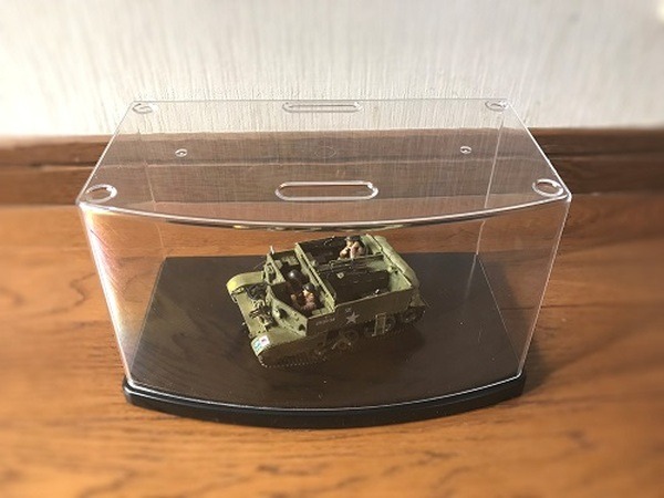 小型の模型や背の低いフィギュアが問題なく飾れます