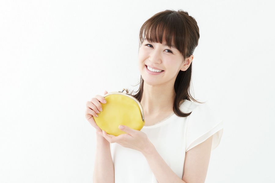 財布をもつ女性