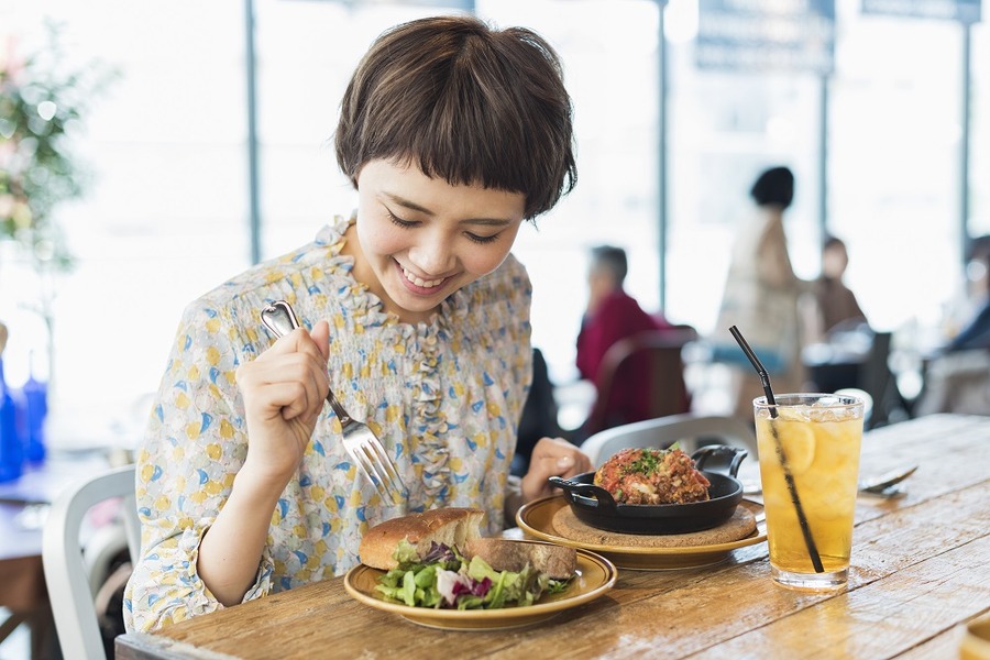 カフェでランチを食べる女性