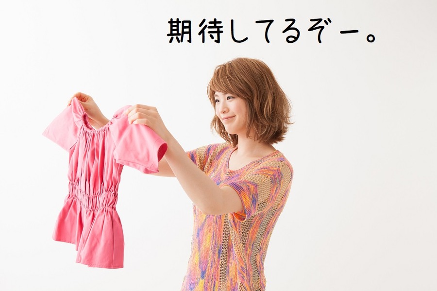 洋服を売りに出す女性