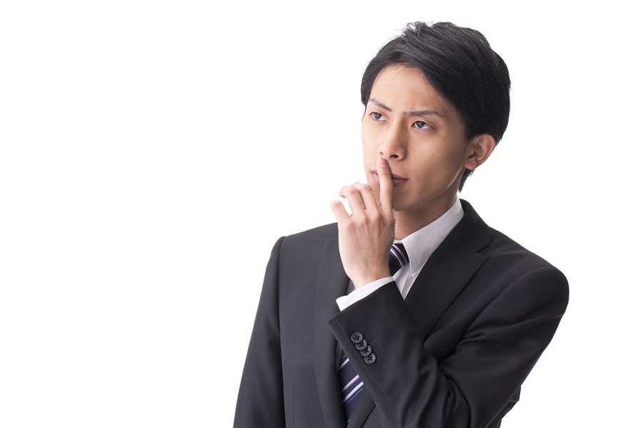 疑問におもう男性