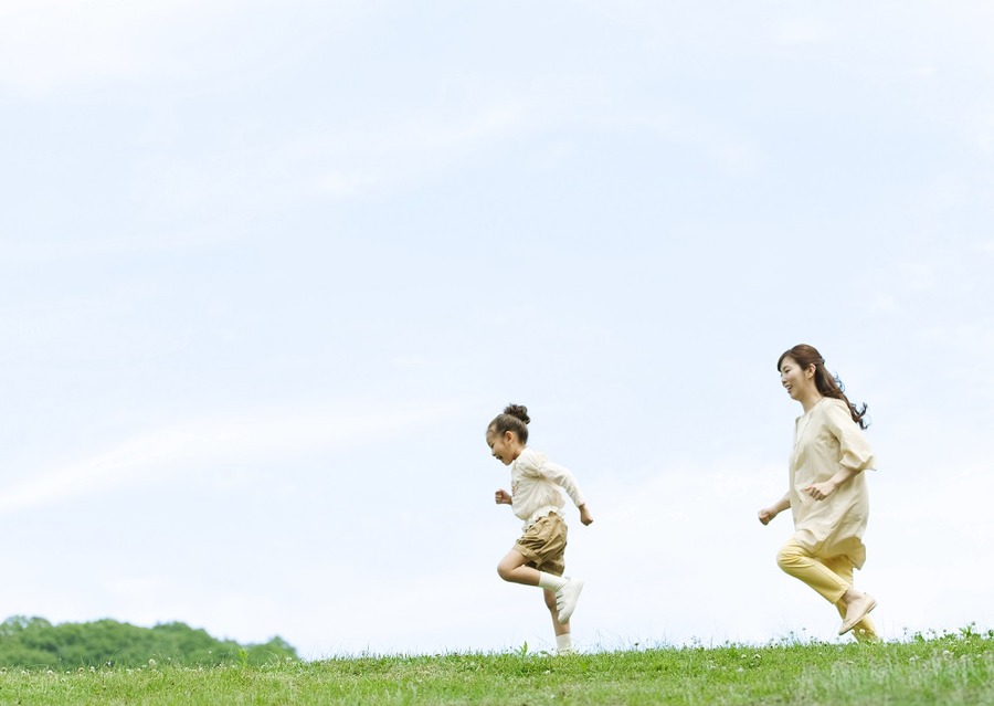 公園を走る母娘