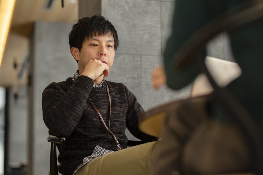 考える男性