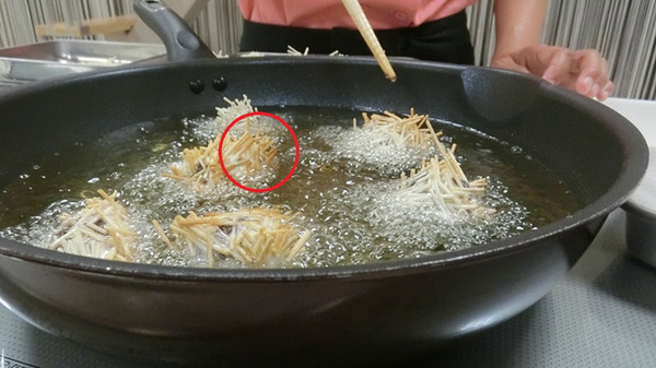 毬栗（いがぐり）饅頭を揚げる