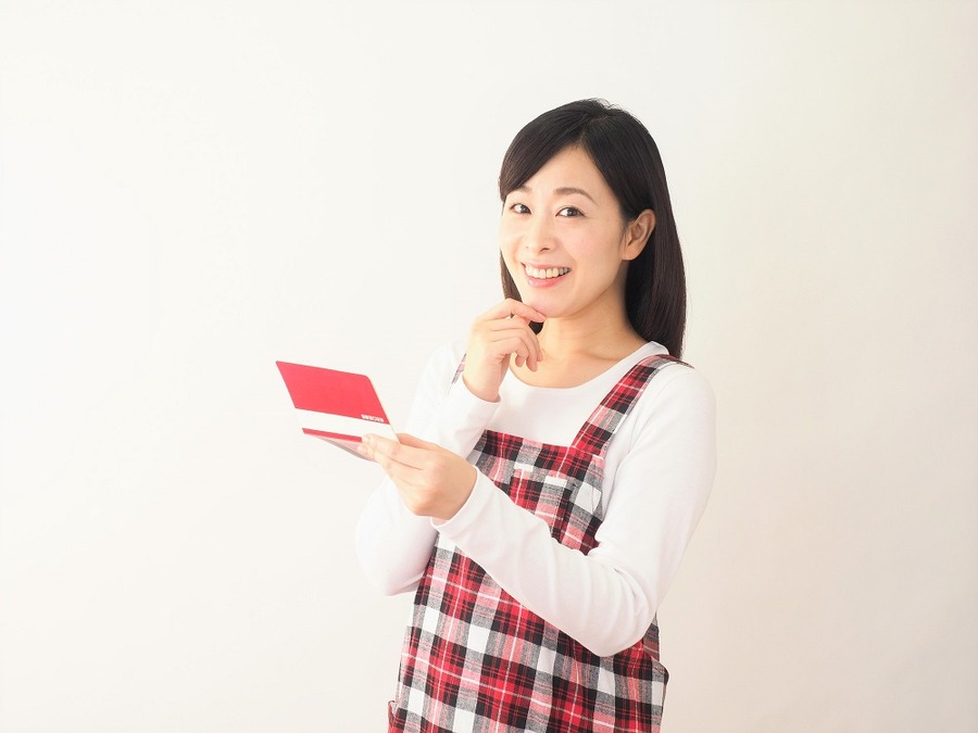預金通帳と女性