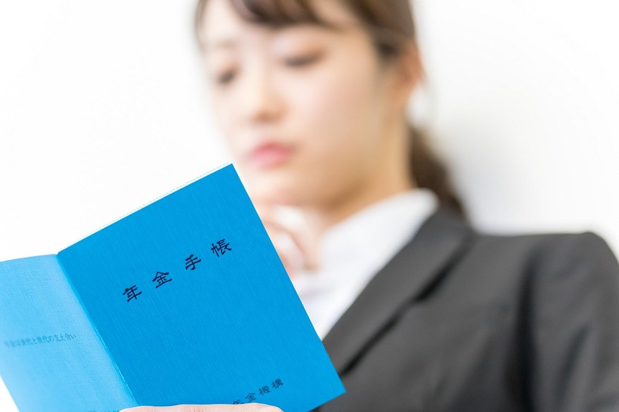 年金手帳と女性