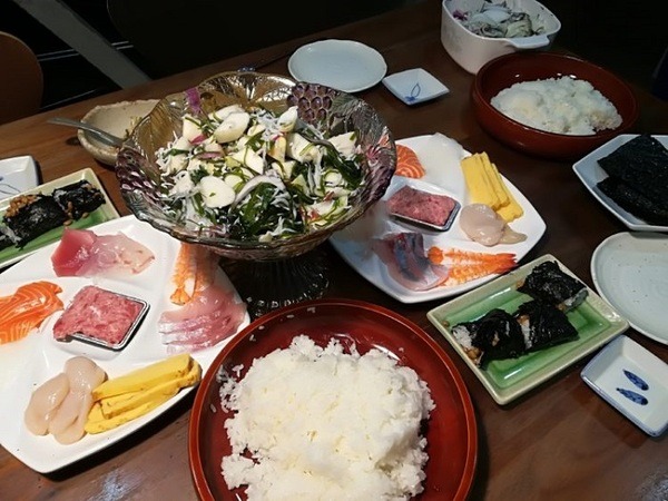 中学生男子の双子がしつらえた食卓