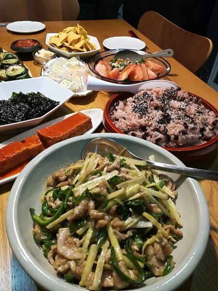 大学生の長男が青椒肉絲に初挑戦した日の食卓