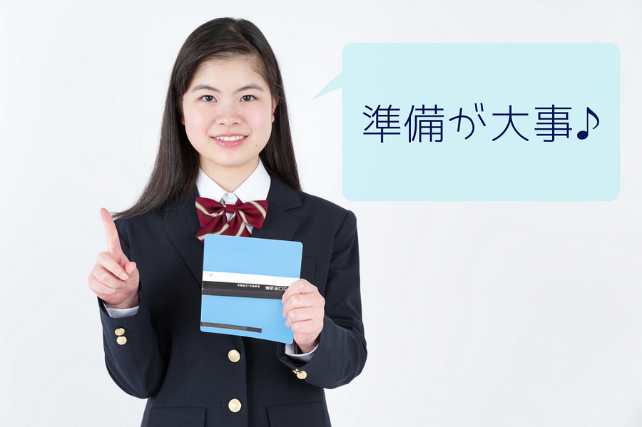 通帳を持った女子高生