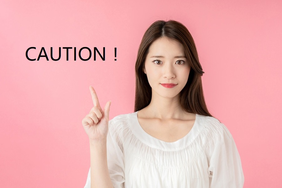 指をさす女性