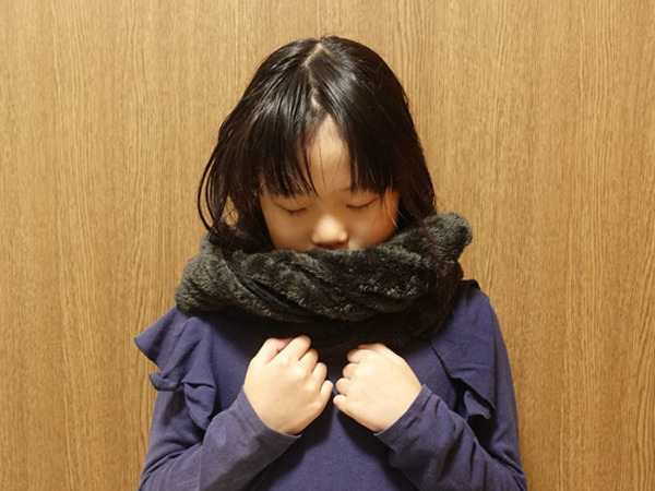 スヌードをつけた女の子