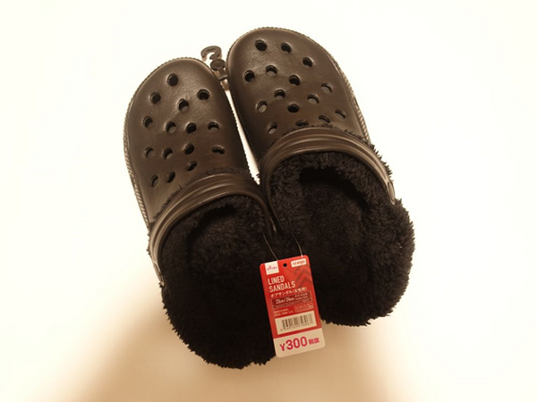 ダイソーのボアサンダル