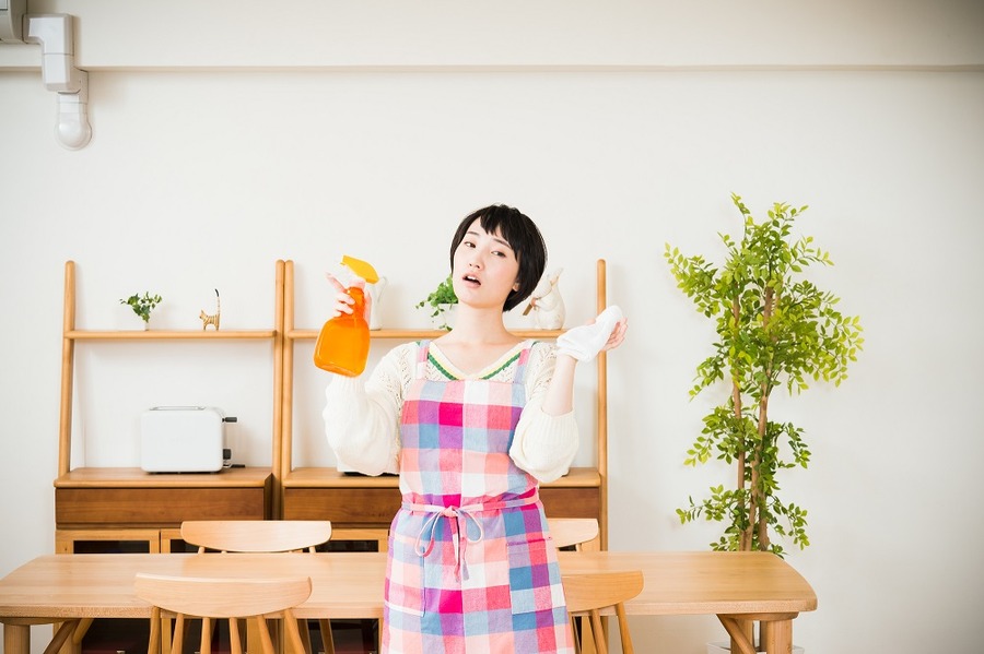 大掃除に疲れた主婦