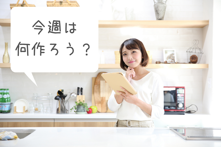 1週間の献立を考える主婦