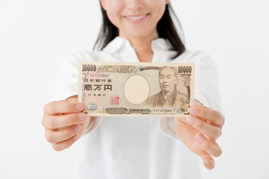 1万円を差し出す女性
