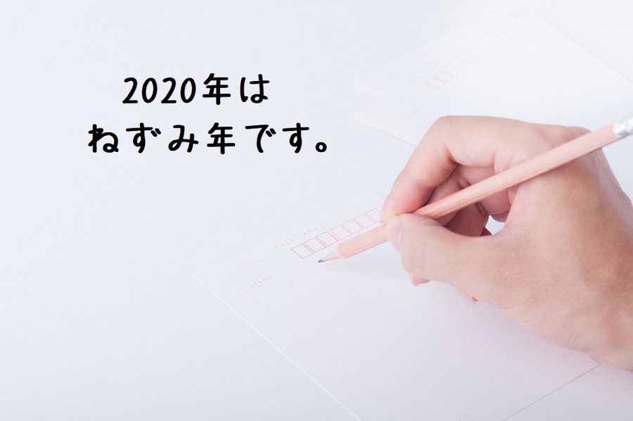 手紙を書いている人の手