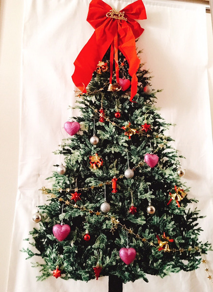 クリスマスツリーは「タペストリー」　場所もとらず、100均グッズでお金もかけずに飾り付け