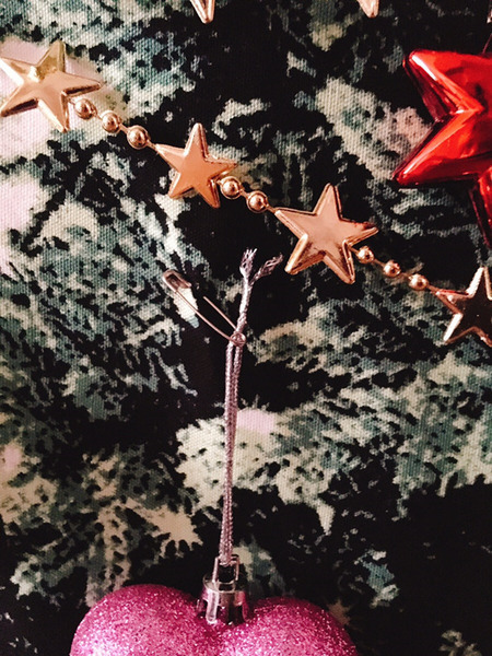 クリスマスツリーは「タペストリー」　場所もとらず、100均グッズでお金もかけずに飾り付け