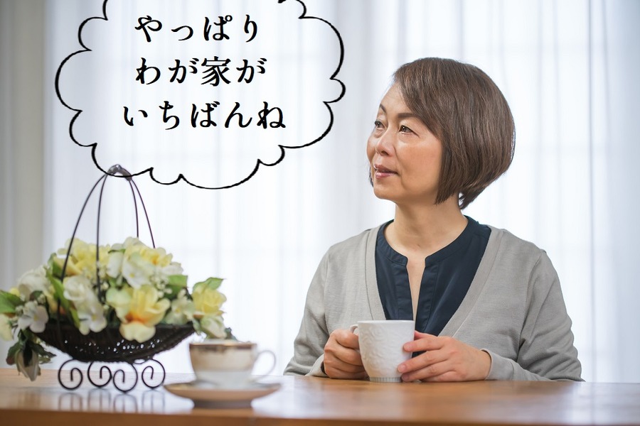 お茶を飲む女性