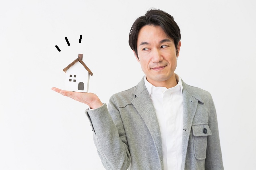 家を持つ男性