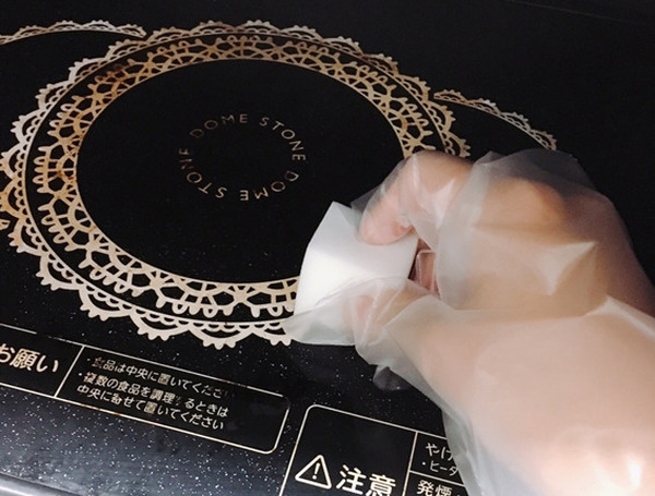 アルカリ電解水が染み込んだキッチンペーパーで庫内の汚れを拭きとります