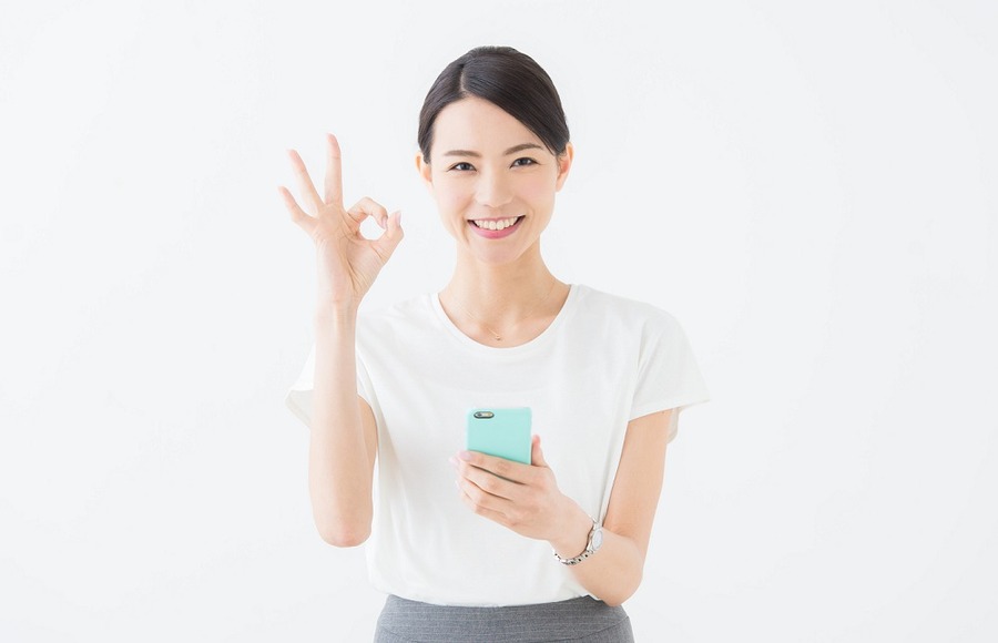 スマホを持つ女性