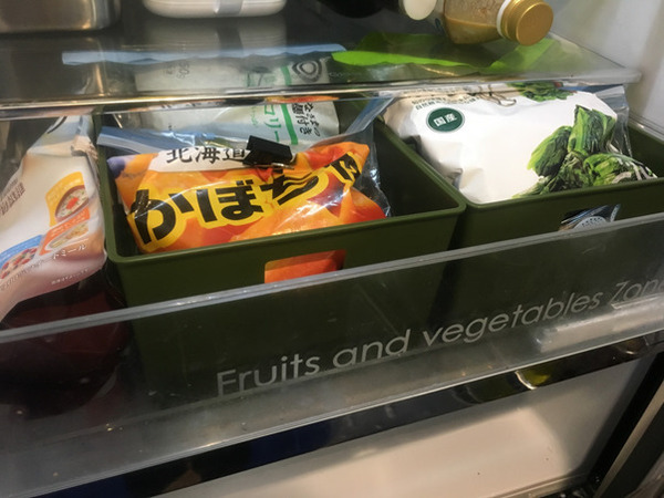 朝、昼、夜に使う食材をケースごとに分ける