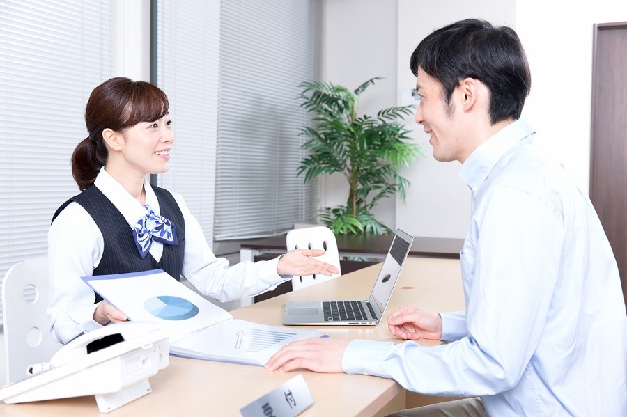 金融商品相談をする男性