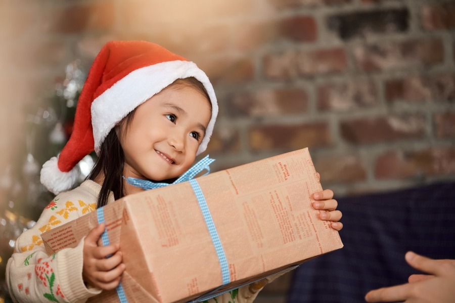 クリスマスプレゼントをもらって喜ぶ女の子