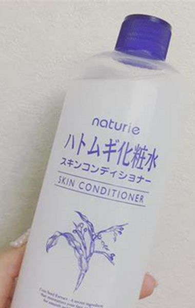 ナチュリエのハトムギ化粧水