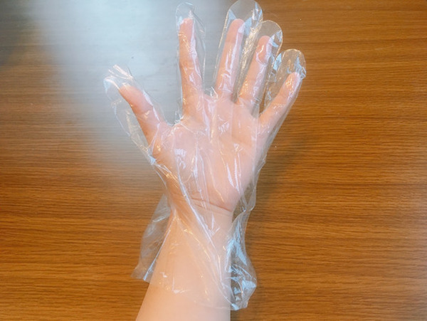 ポリエチレン手袋をはめた手