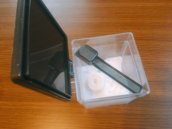 塩のケースに入れた珪藻土リング