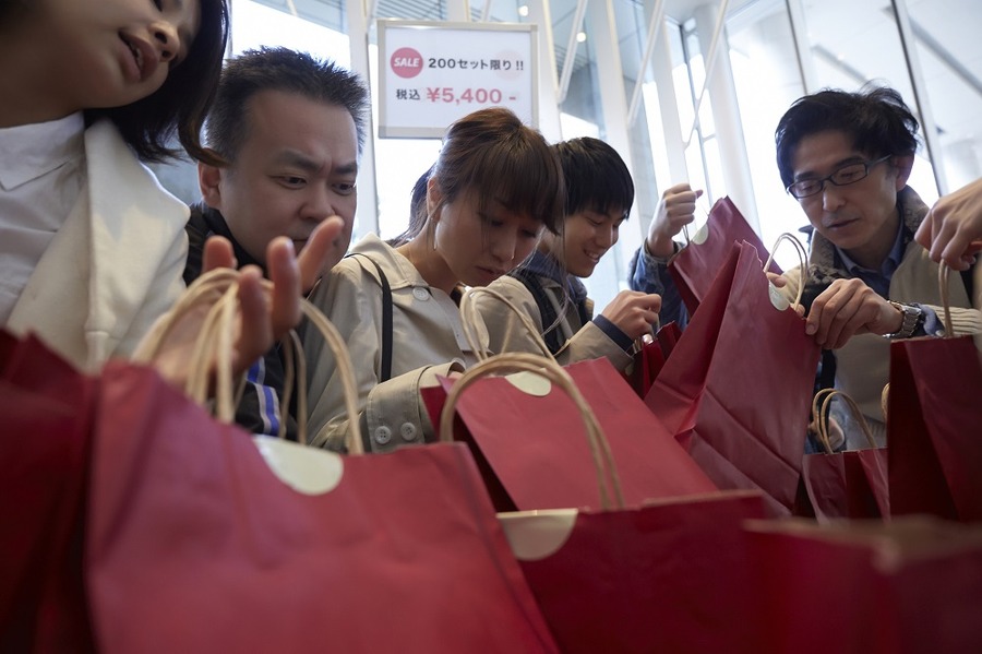 福袋を買う人々