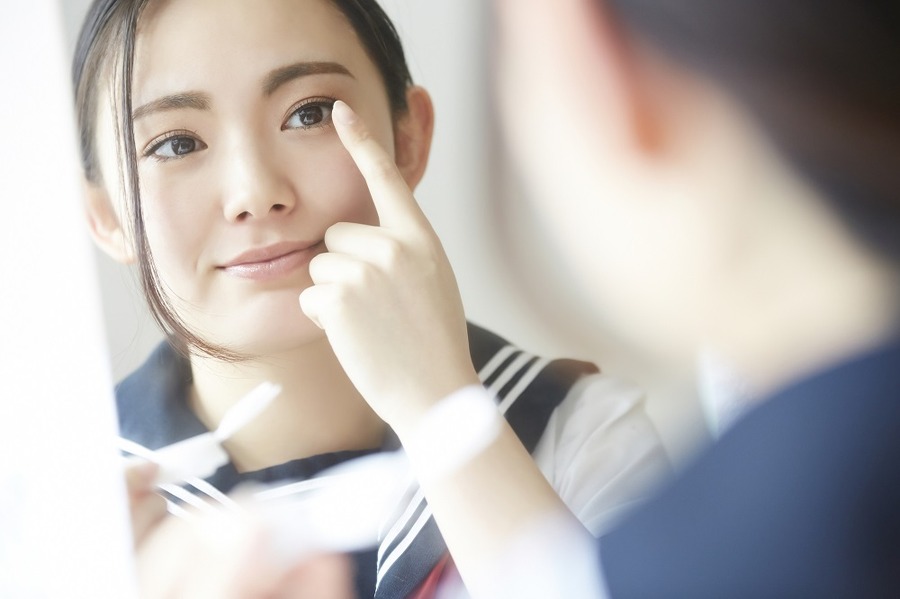 コンタクトレンズをする女子学生