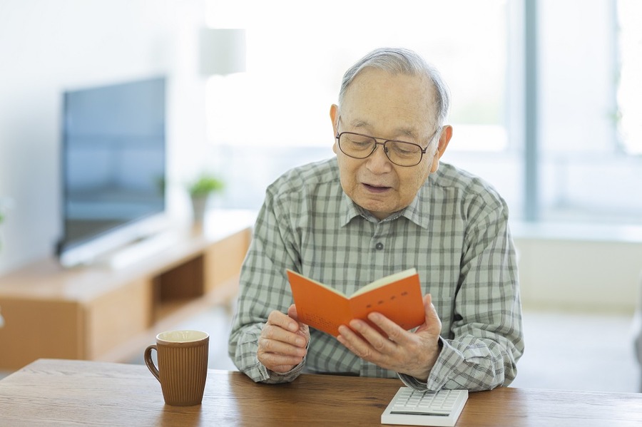 年金手帳を見る男性