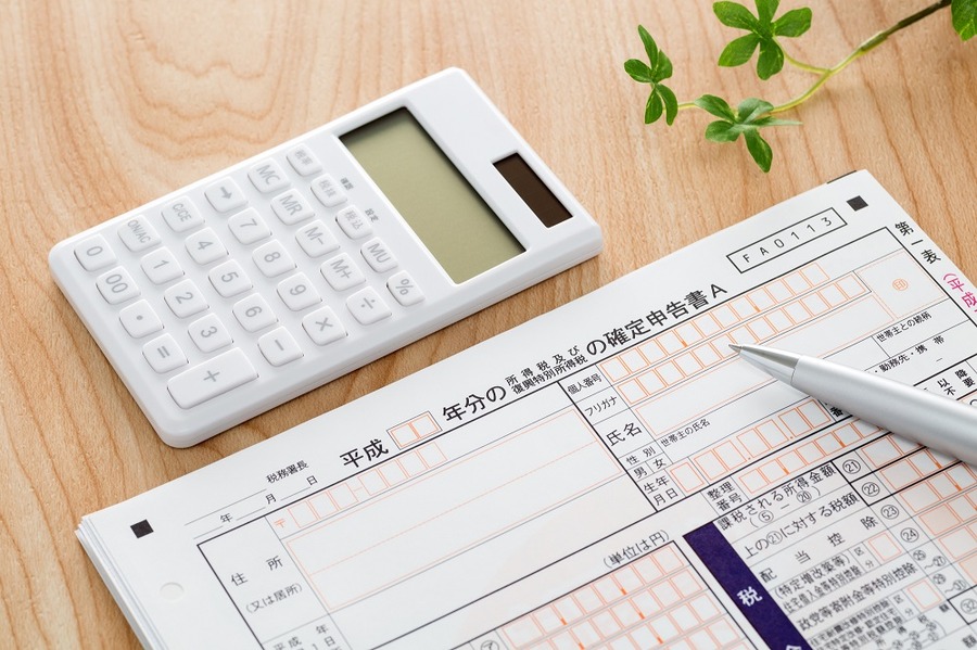 確定申告書と電卓