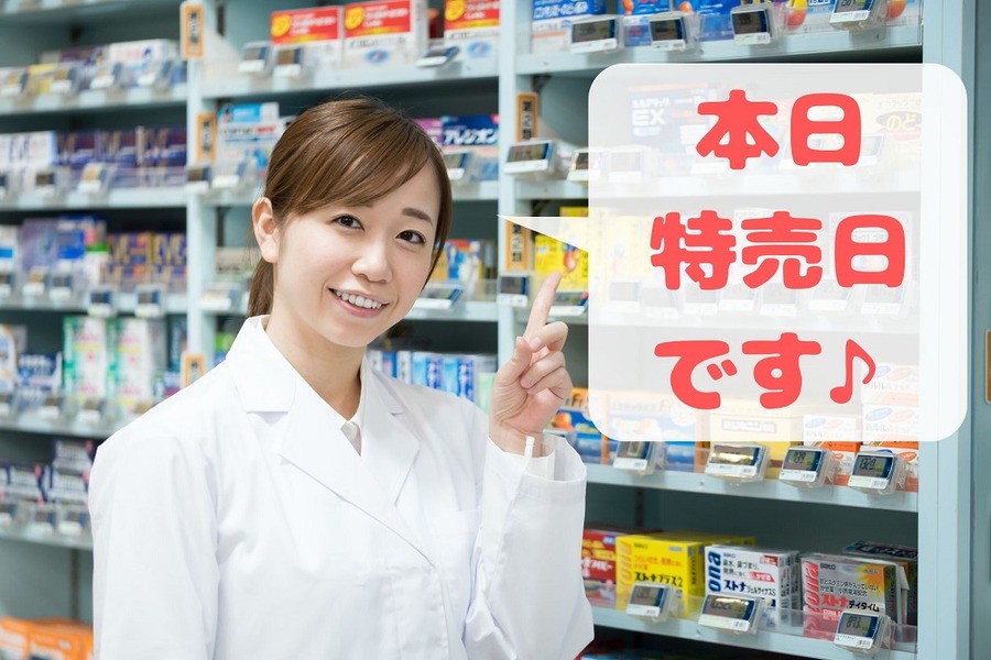 特売日を知らせるドラッグストアの店員