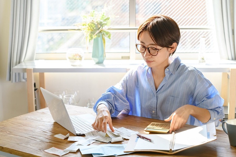 e-Taxで申告をする女性