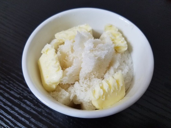 バターとパンの入ったお皿