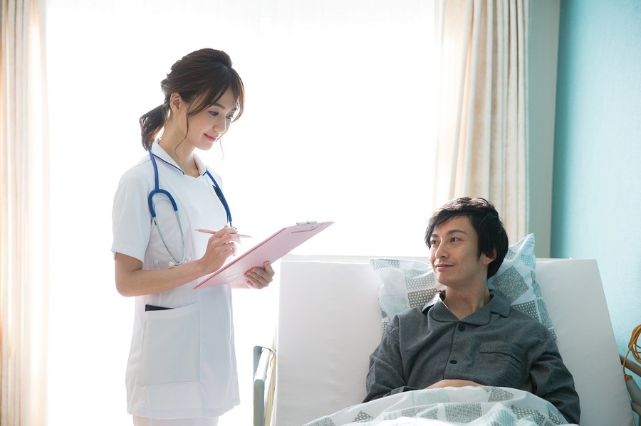 問診する看護師