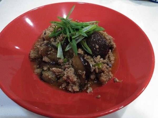 めんつゆをかけてねぎや生姜を添える