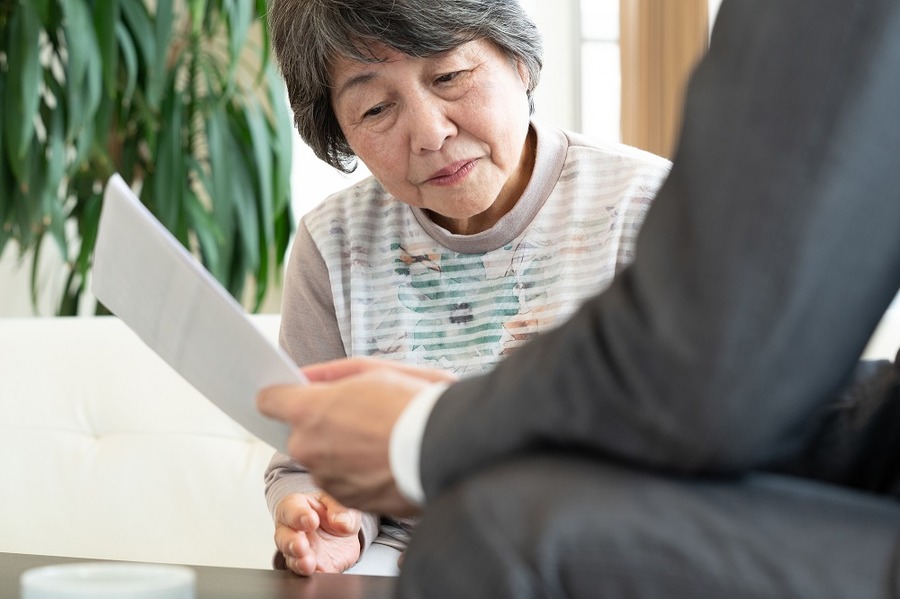 成年後見人の打ち合わせをする女性