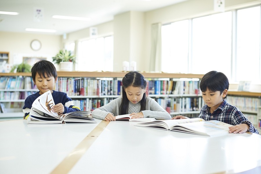 図書館で本を読む子供たち
