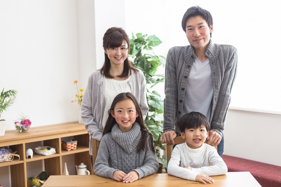 笑顔の4人家族
