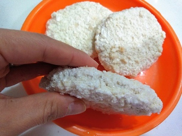 薄めの小判型に成型されている